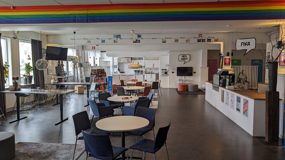 Lokalerna är öppna, sittplatser är för en person och vepor, tavlor och posters signalerar de inkluderande värden som efterlevs.