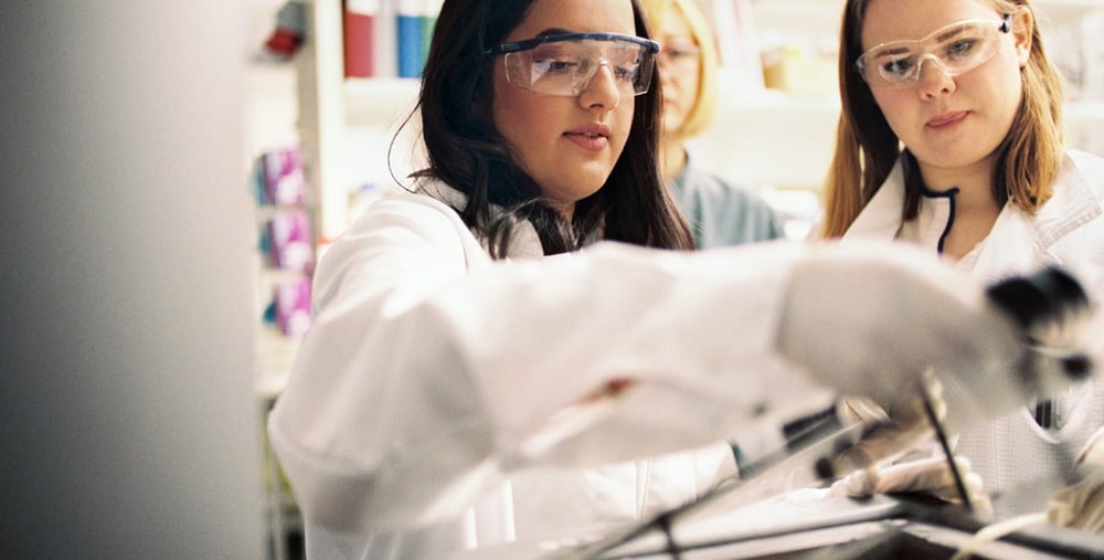 Studenter teknisk högskola labbar