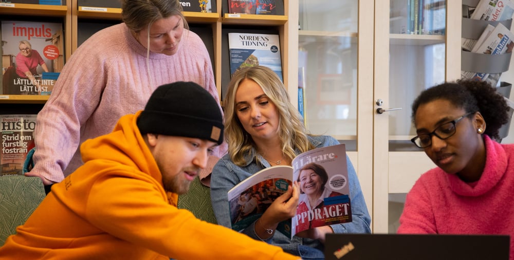 Kursdeltagare som studerar i bibliotek