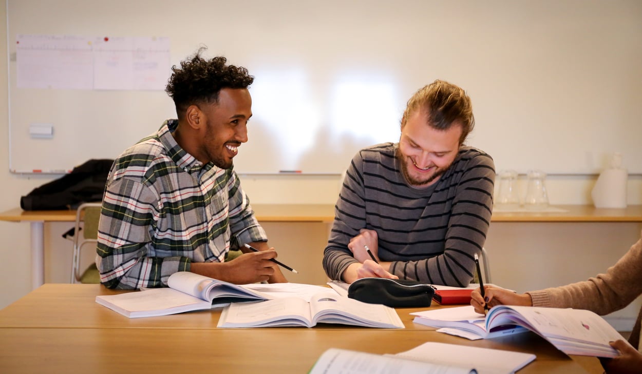 Kursdeltagare som sitter och studerar