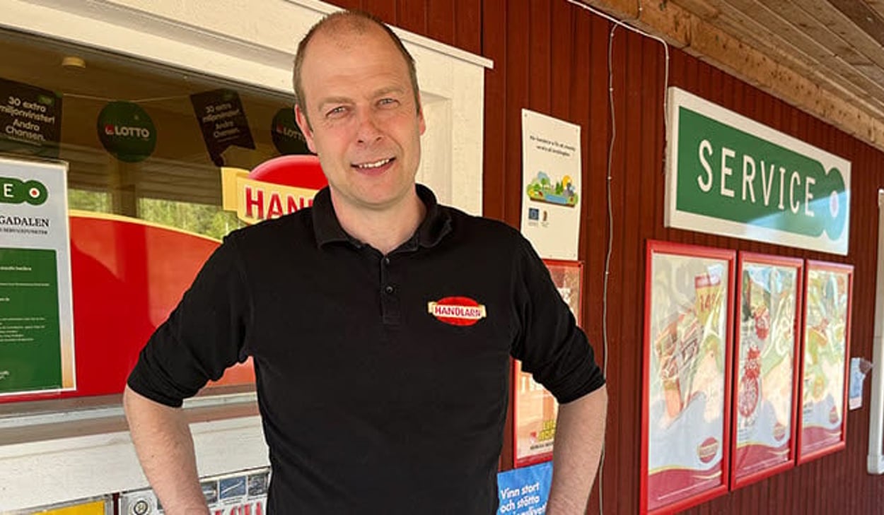 Person utanför Hybridbutiken i Svågadalen