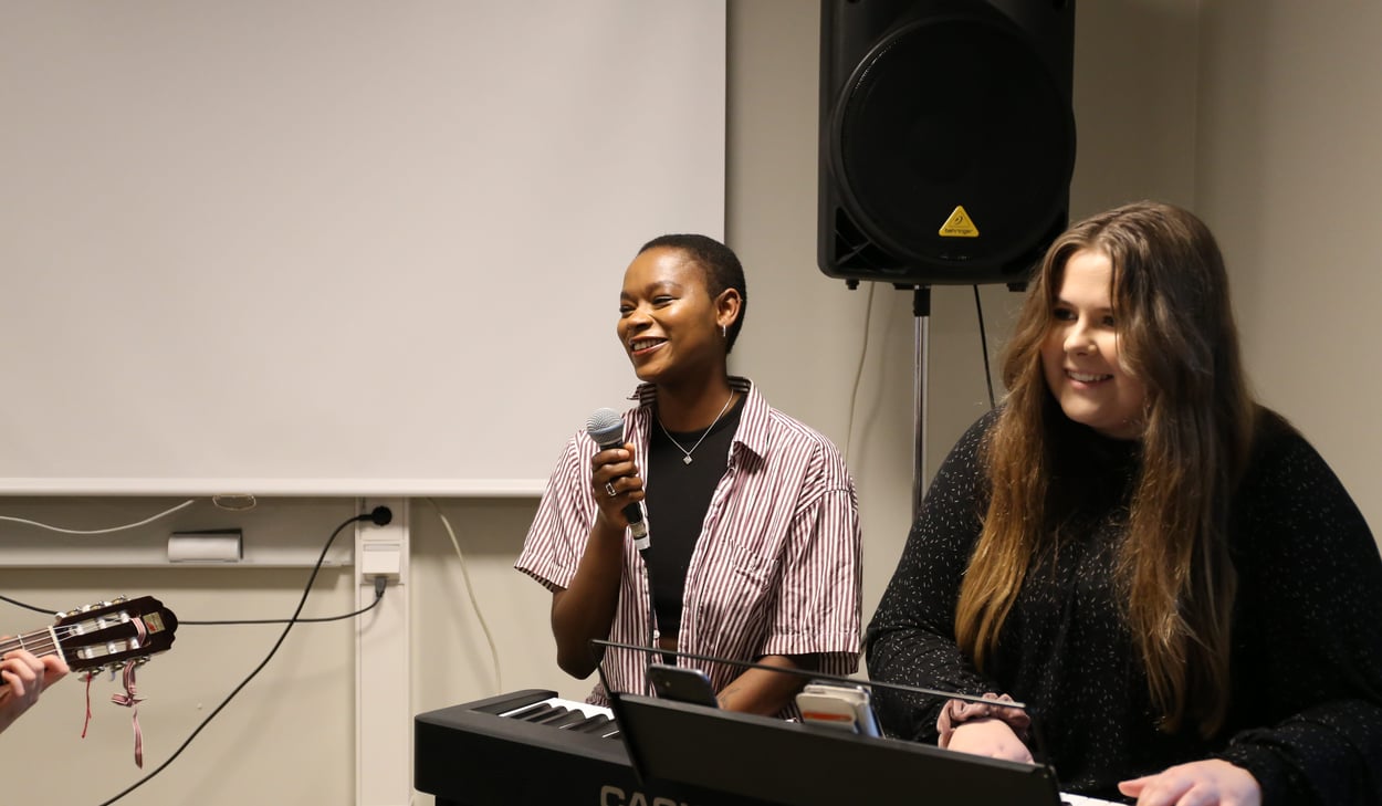 Musikelever som spelar instrument