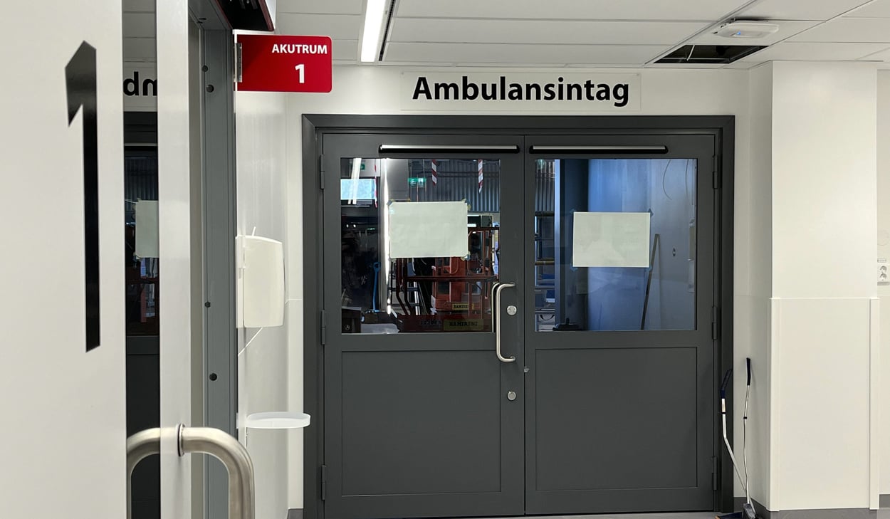 Bilden visar dörren för ambulansintag på akutmottagningen i Hudiksvall