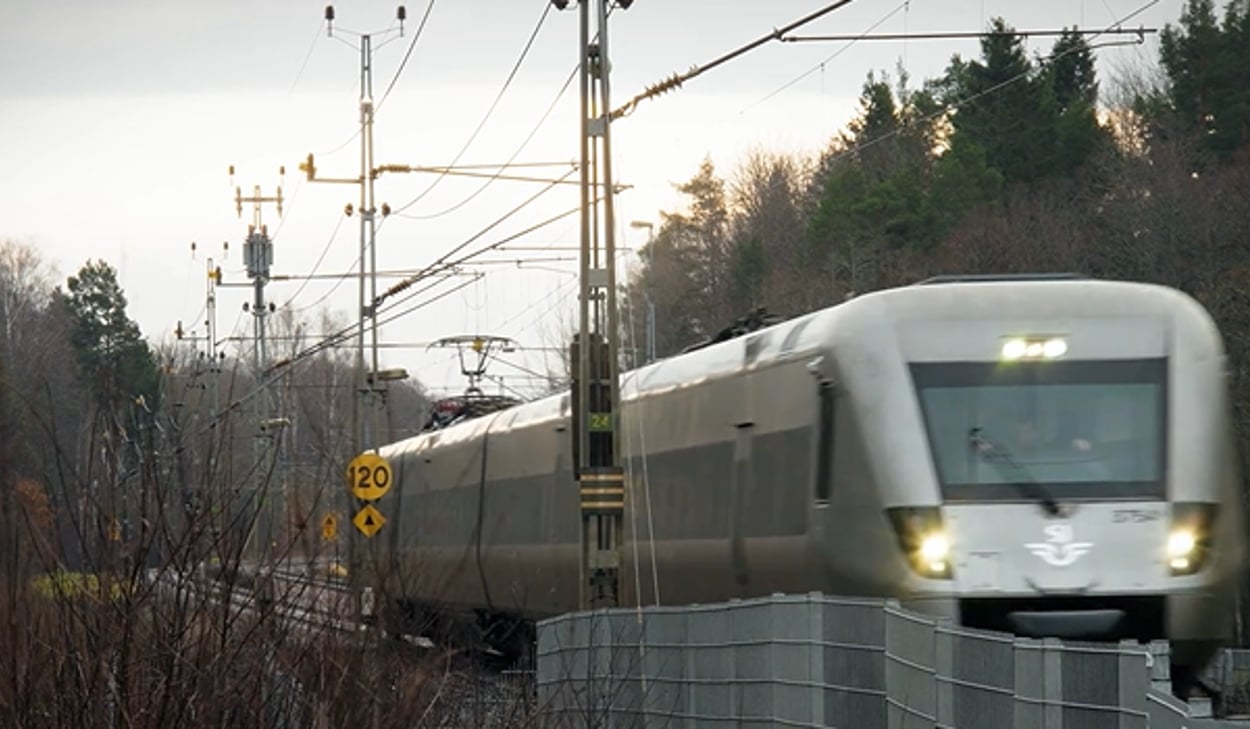 Skärmbild på tåg i en höstlig miljö