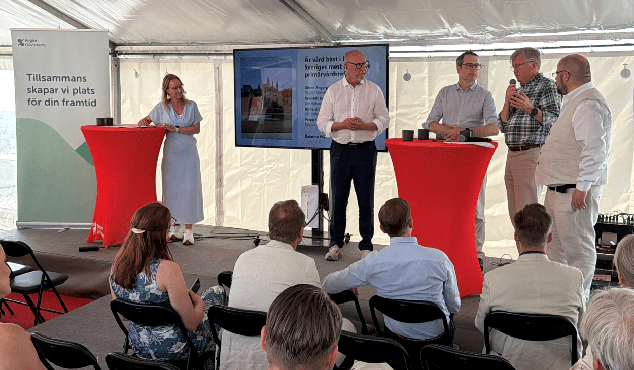 En grupp människor som står uppe på en scen.