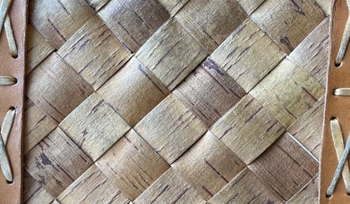 En närbild av en vägg gjord av trä.