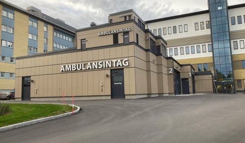 Ambulansintaget vid Hudiksvalls sjukhus. I bilden syns också konstverket som utgörs av flera replika av ambulansintaget på taket. 