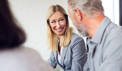 Kvinna och man i möte.