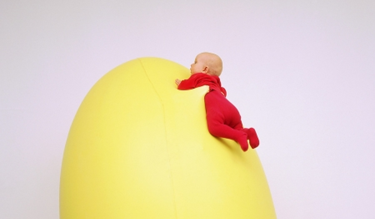 Konstverk Yellow sculpture fitting to Julie av Hans Hemmert 