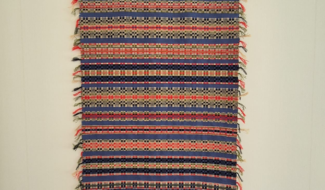 Nyvävt gåvokläde i munkabälte efter en gammal förlaga från Bollnäs-Voxnadalens hemslöjdsförening.

